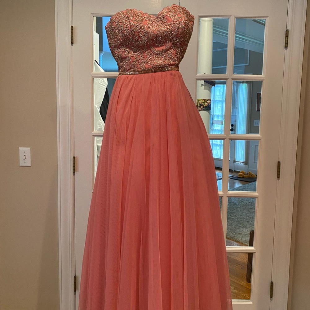 Beautiful strapless prom dress/ evening gown!